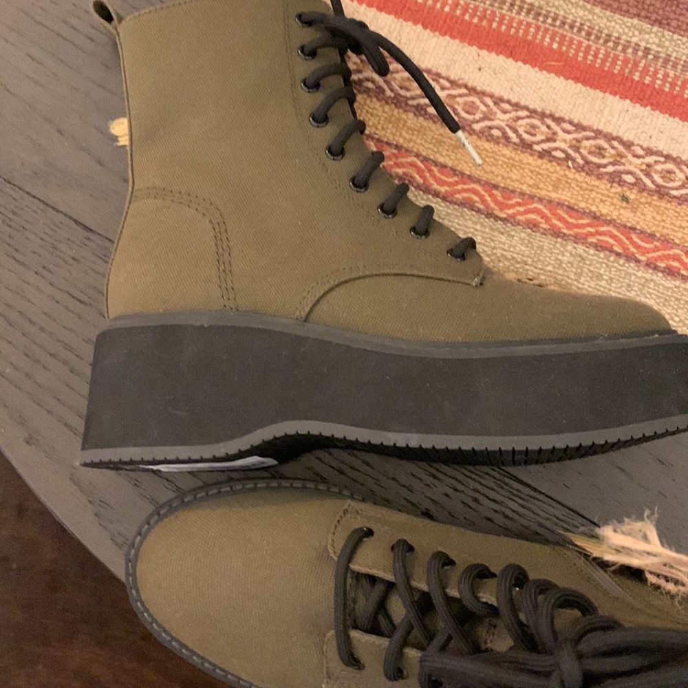Cool Planet by Steve Madden stormy Platform Combat Boots Size 7M
